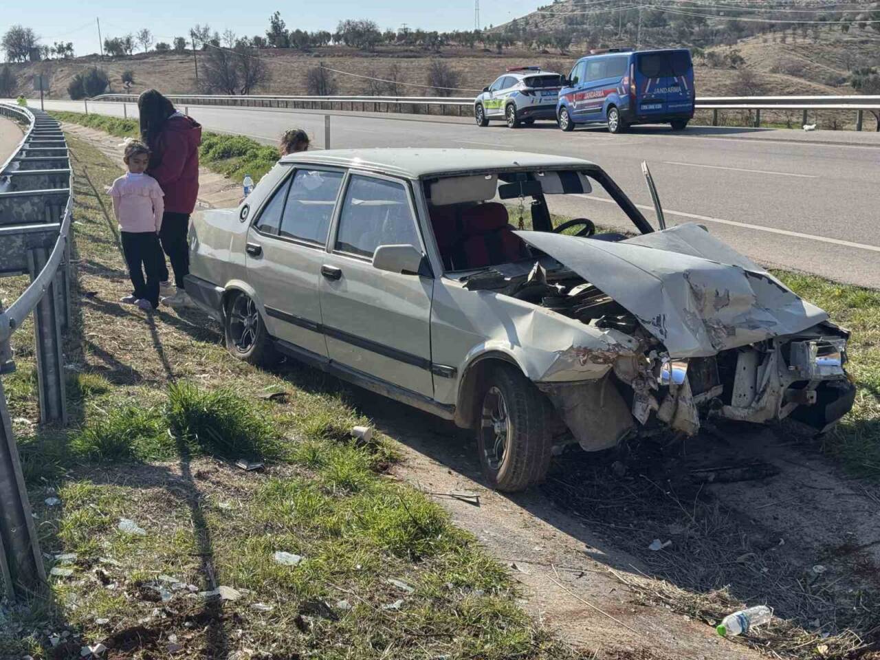 Kilis’te bariyerlere çarpan otomobildeki 2 kişi yaralandı
