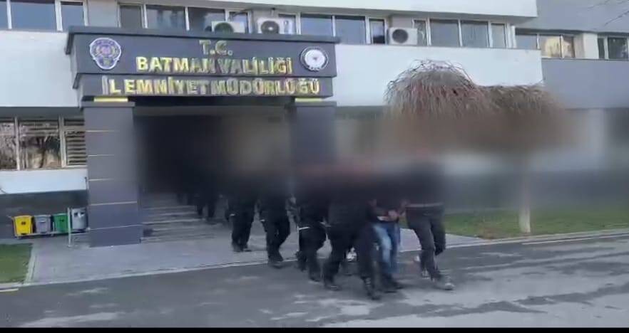 Polisten kurtulmak için 4 kilogram uyuşturucuyu araçtan attılar