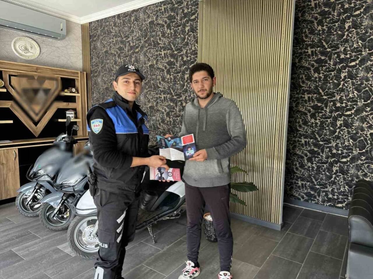 Polisten vatandaşlara ’suçtan korunma’ eğitimi