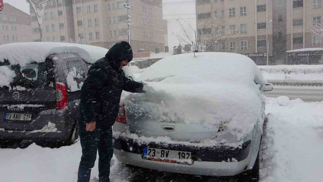 Bitlis’te kar yağışı: 196 köy yolu ulaşıma kapandı