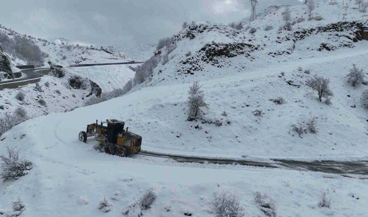 Bitlis’te karla mücadele çalışması devam ediyor