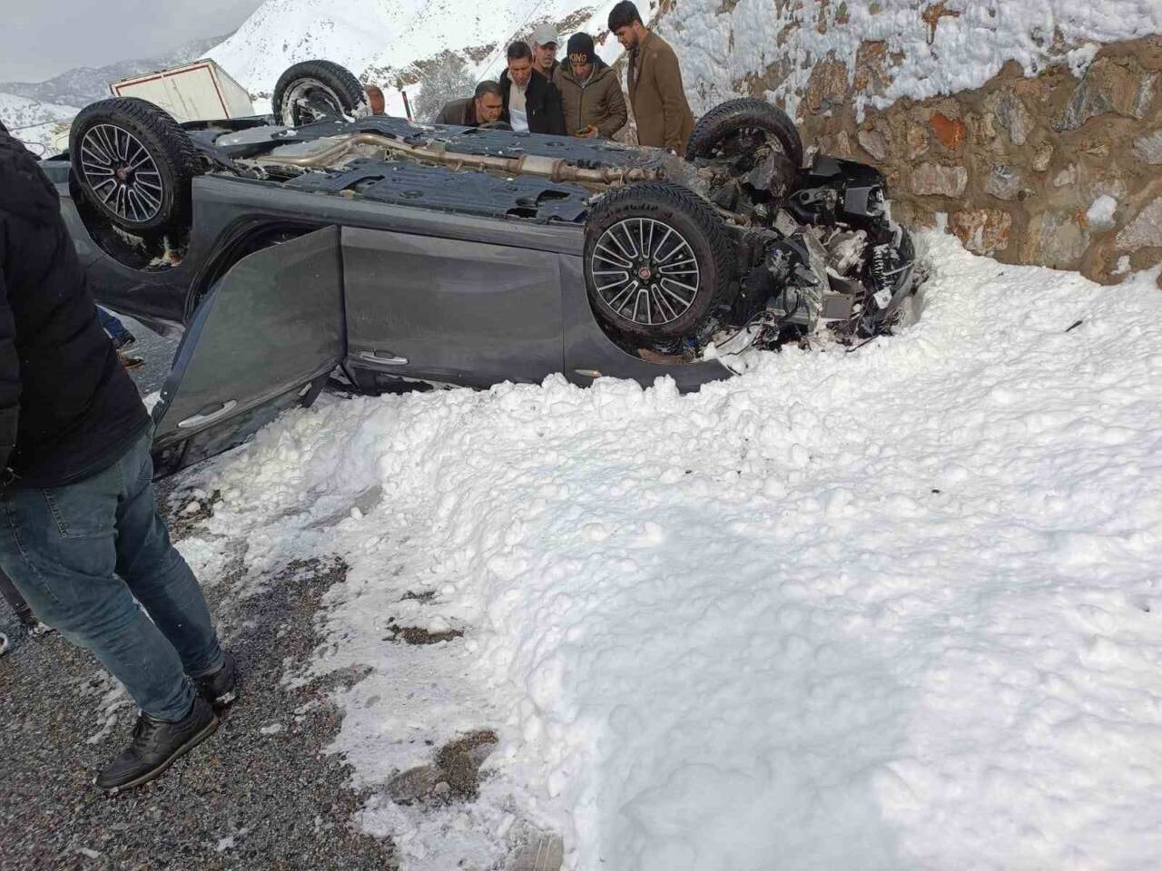 Bitlis’te otomobil takla attı: 2 yaralı