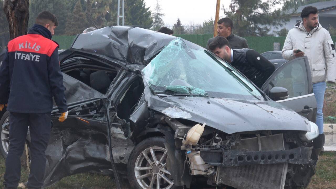 Kilis’te otomobil ile otobüs çarpıştı: 1’i ağır 3 yaralı