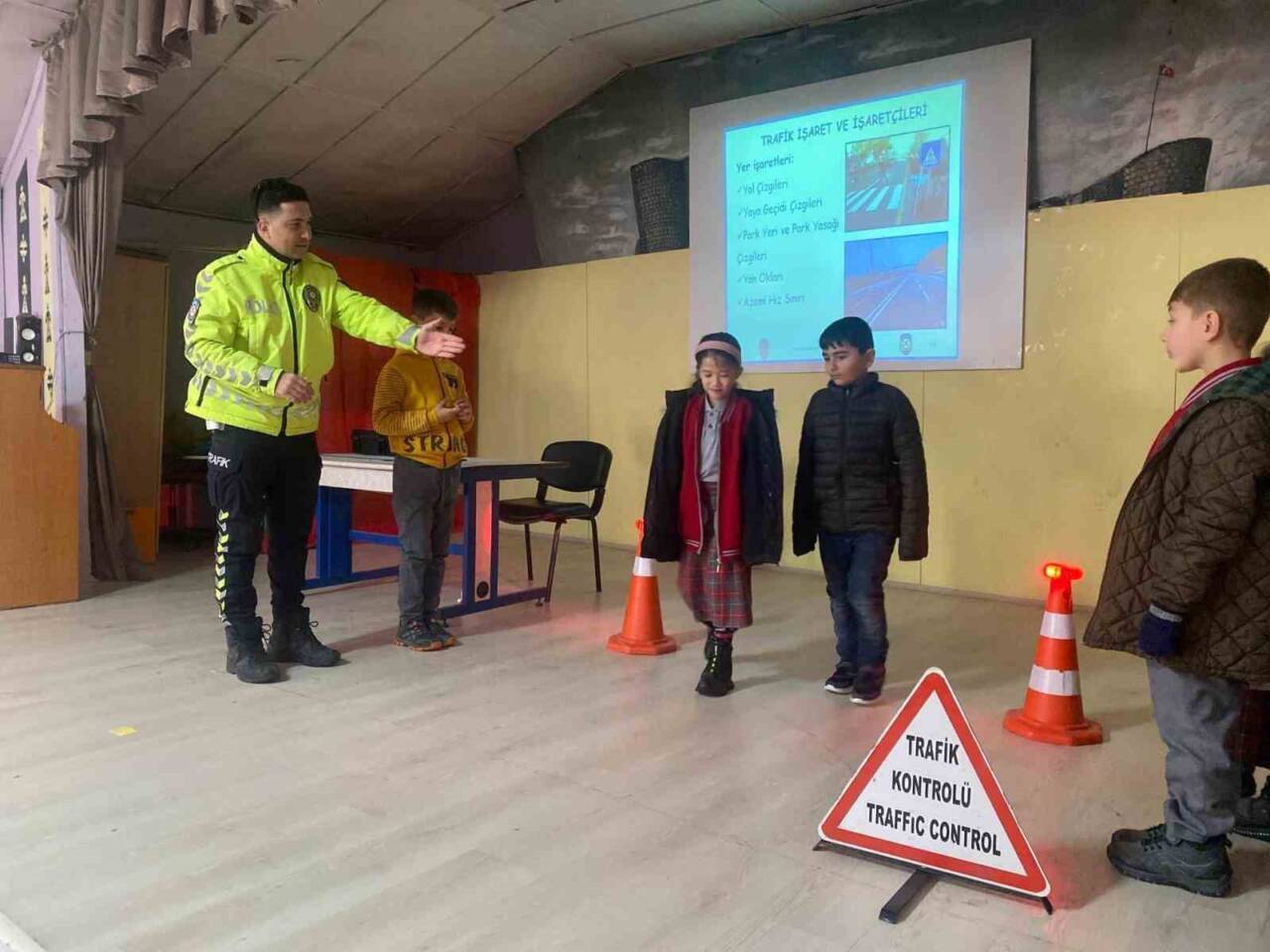 Polisten çocuklara trafik güvenliği ve trafik bilinci eğitimi