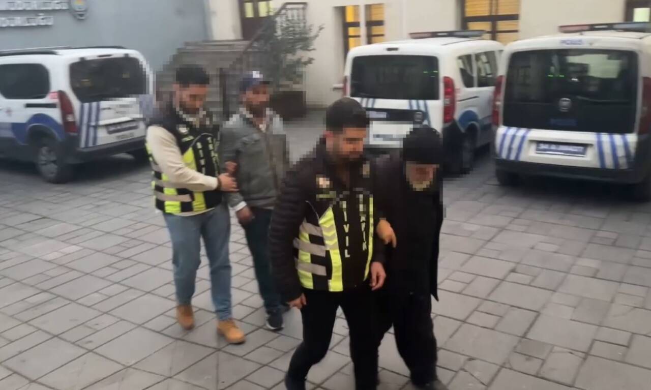 Polisten park ücreti isteyen değnekçiye suçüstü