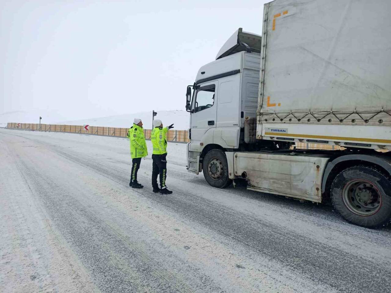 Polisten yolda kalan araçlara yardım eli