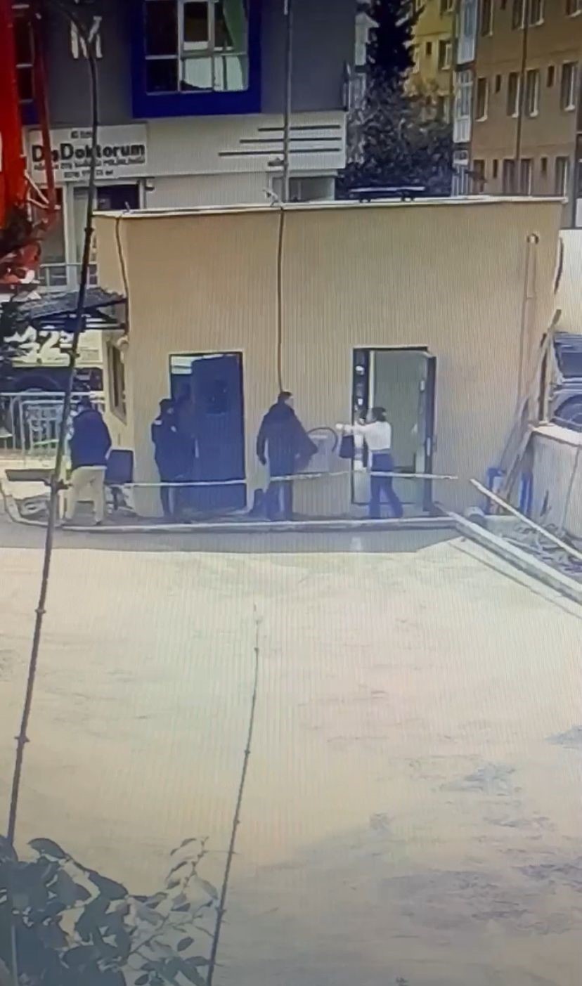 Ataşehir’de polis merkezinde arbede: Kadın şahıs polis memuruna saldırdı