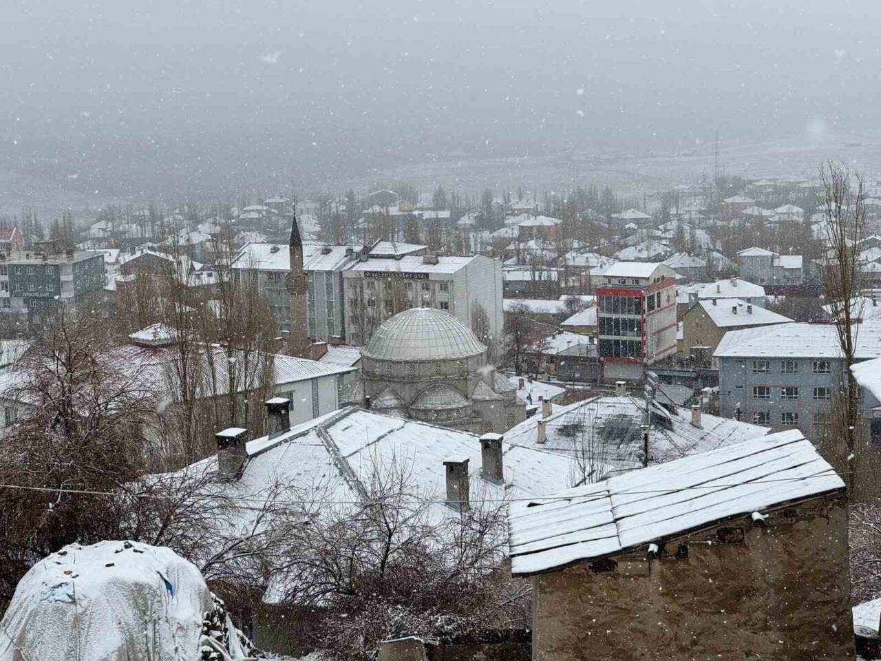 Başkale'de Ramazan Bayramı'nda beklenmedik kar sürprizi, çocukları kartopu oynamaya yönlendirdi