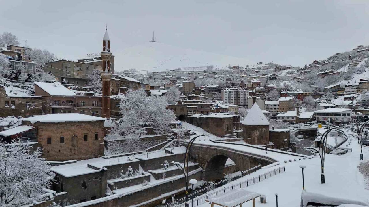 Bitlis’te karla gelen güzellik