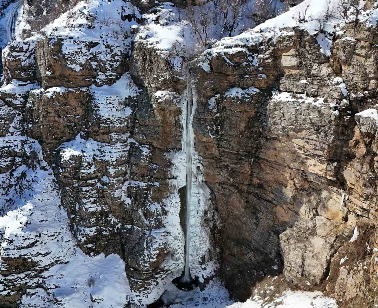 Karlar arasından akan Gümüşkanat Şelalesi