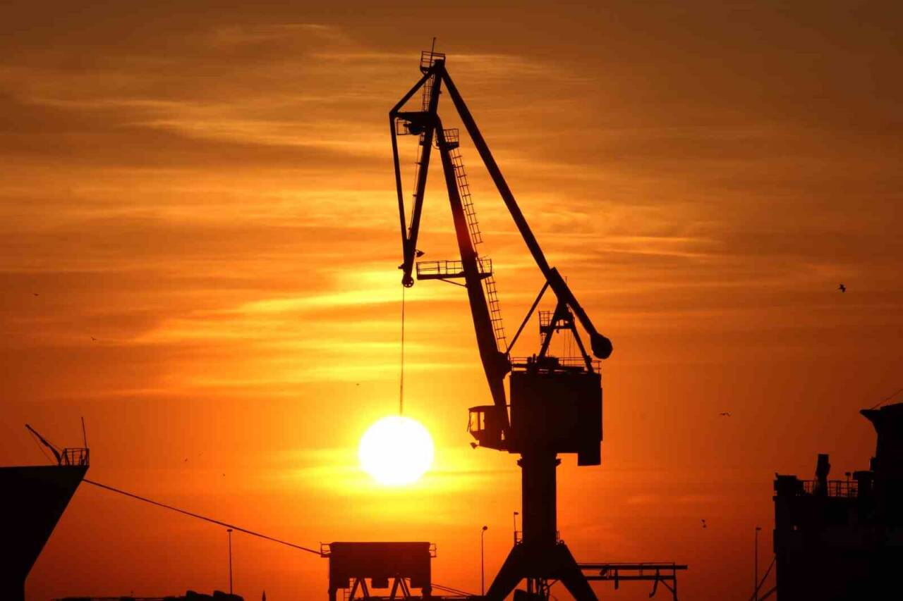 Samsun’da muhteşem gün doğumu: Vinç güneşi yüklendi