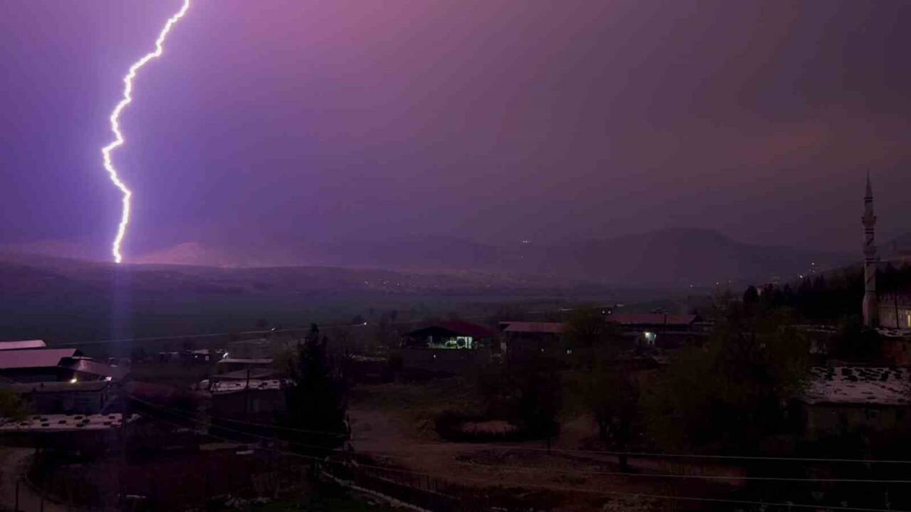 Silvan'da sağanak yağmur ve şimşekler, büyüleyici bir görsel şölen sundu