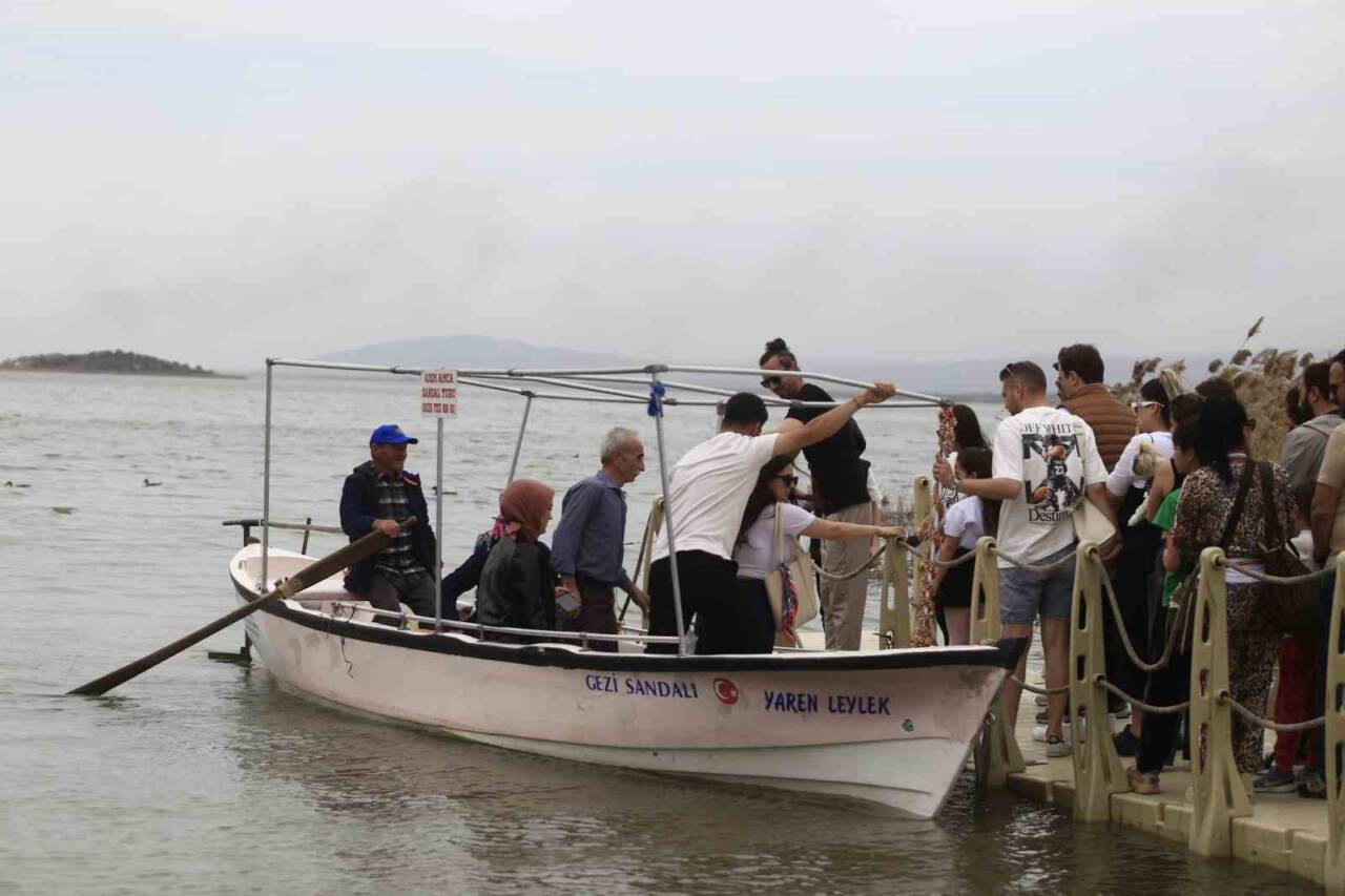 Yaren Leylek, Balıkçı Adem ile 14. Yılını Kutlarken Ziyaretçi Akınına Uğradı