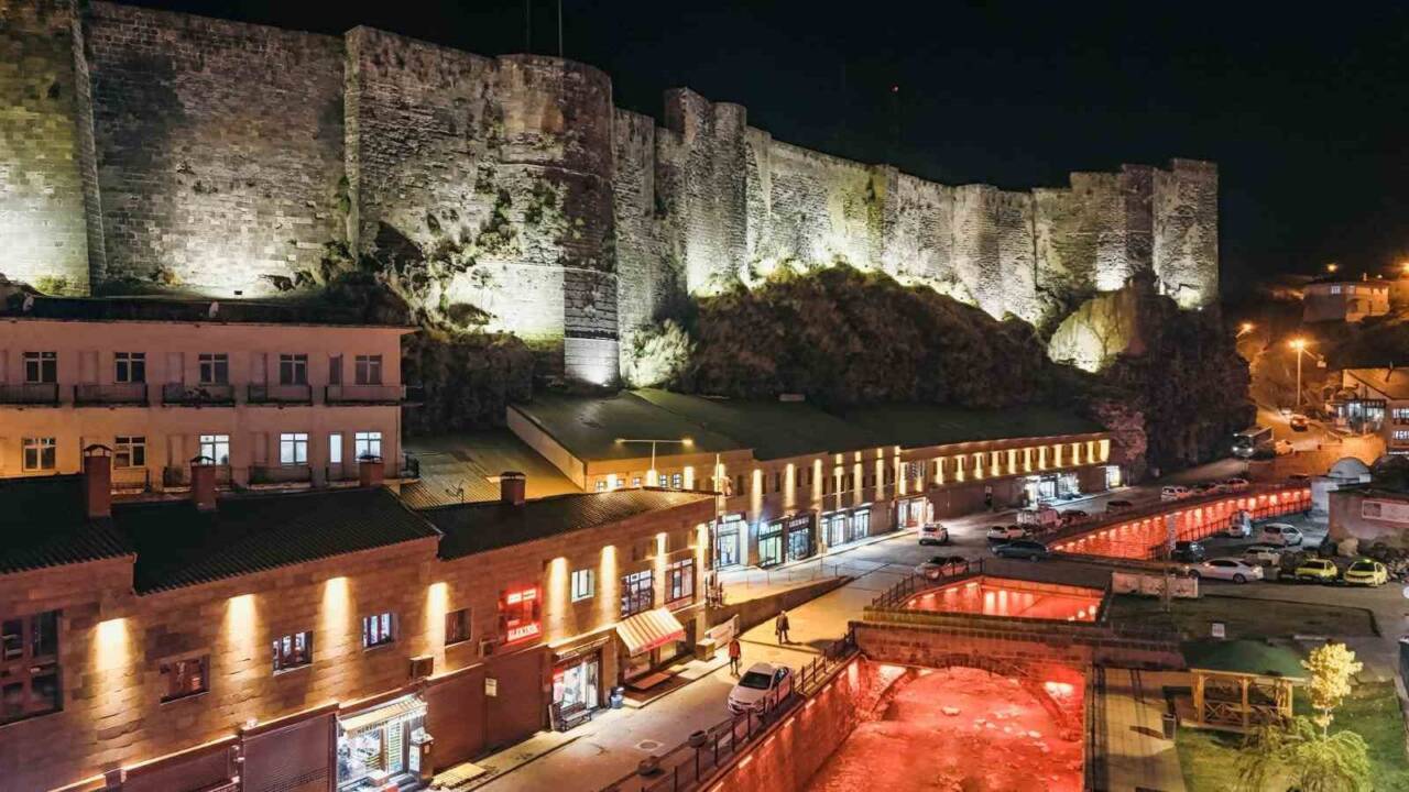 Bitlis'te Sokak Sağlıklaştırma Projesi İle Tarihi Yapılar Yeniden Canlanıyor