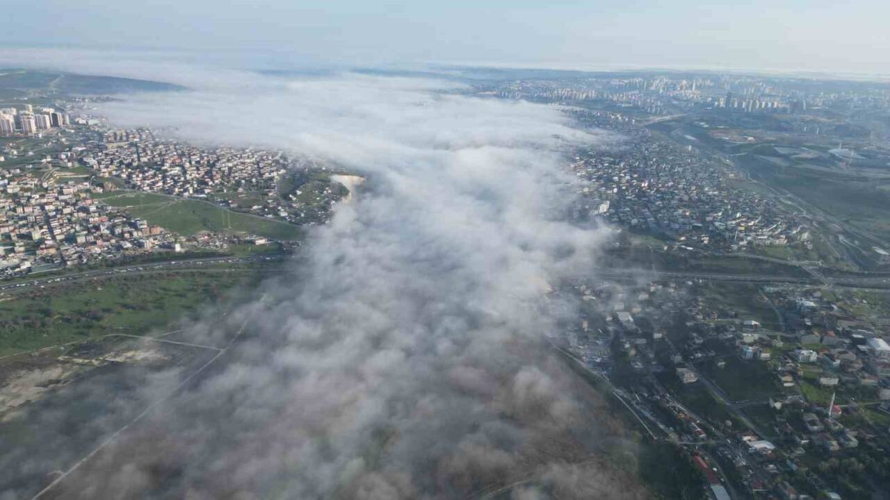 İstanbul'un Sabah Saatlerinde Küçükçekmece Gölü'nde Büyüleyici Sis Manzarası Görüntülendi
