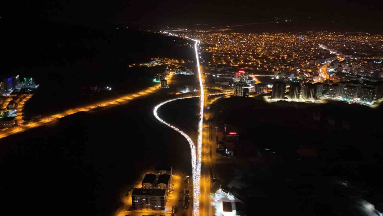 Kırıkkale'de Bayram Dönüşü Trafik Yoğunluğu Havadan Görüntülendi: Araç Kuyruğu 30 Kilometreye Ulaştı