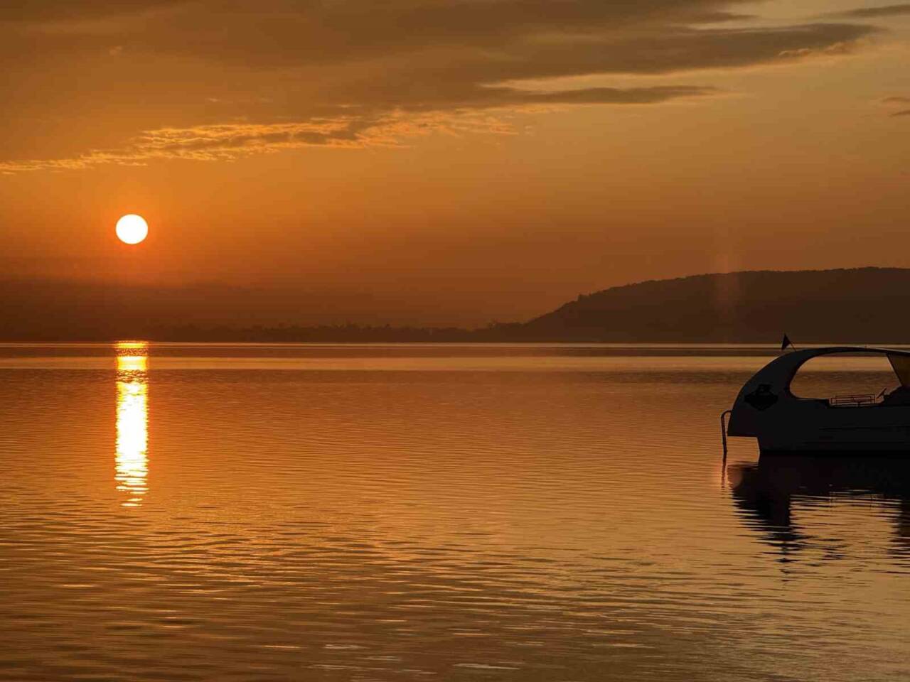 Sapanca Gölü'nde Güneşin Doğuşuyla Oluşan Eşsiz Manzara Göz Kamaştırdı