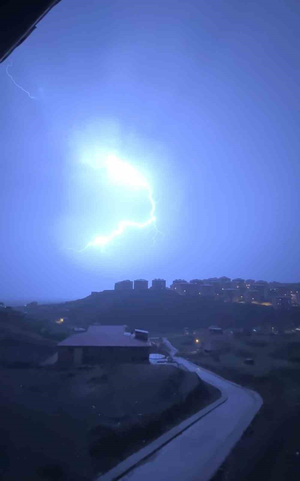 Yüksekova'da Şiddetli Fırtına ve Sağanak Yağış Görsel Şölen Oluşturdu