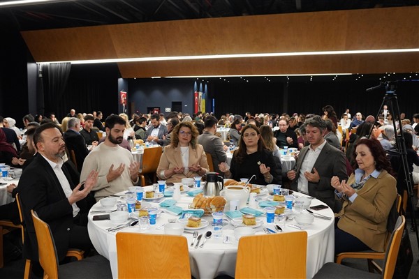 Beylikdüzü’nde sağlık çalışanları 14 Mart Tıp Bayramı’nda iftarda bir araya geldi