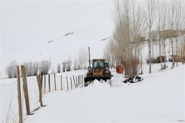 Van’da Nisan ayında karla mücadele çalışmaları sürüyor