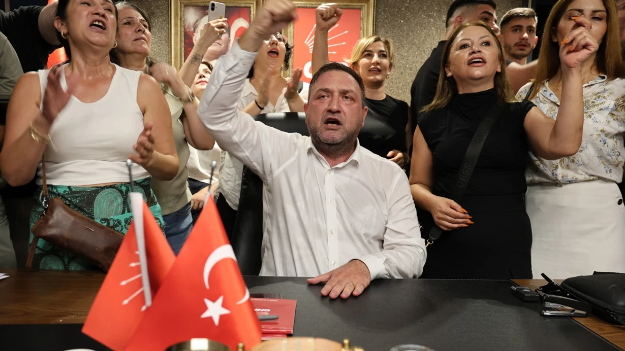 CHP İzmir İl Başkanlığı’nda gergin gece: Gümrükçü göreve başladı