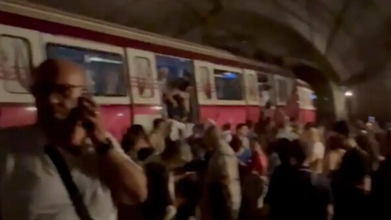 İstanbul'da Metro Raydan Çıktı! Yolcular Tahliye Edildi