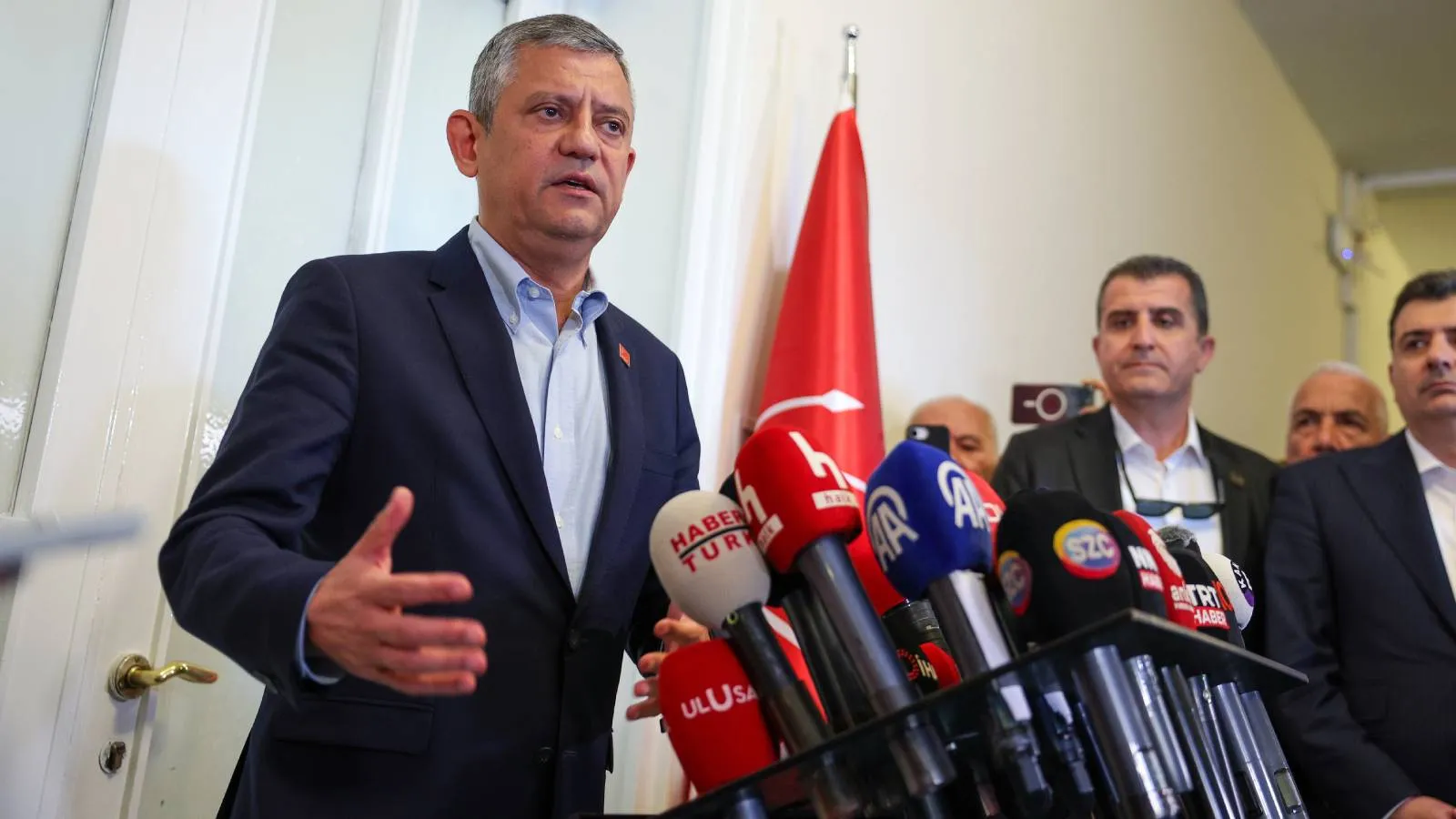Özgür Özel’in Manisa’daki ekibine gözaltı operasyonu