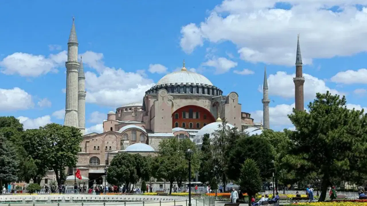 Ayasofya'da İncil Okuyan 2 Rus Hakkında Gözaltı İddiası