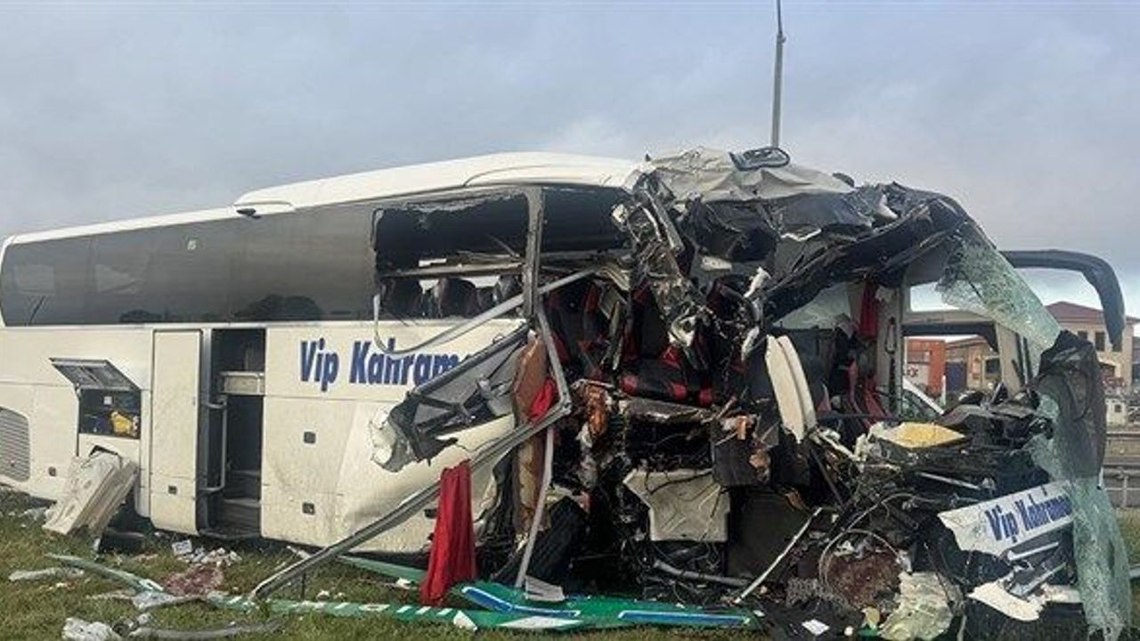 Bolu'da yolcu otobüsü devrildi: 15 yaralı, 5'inin durumu ağır