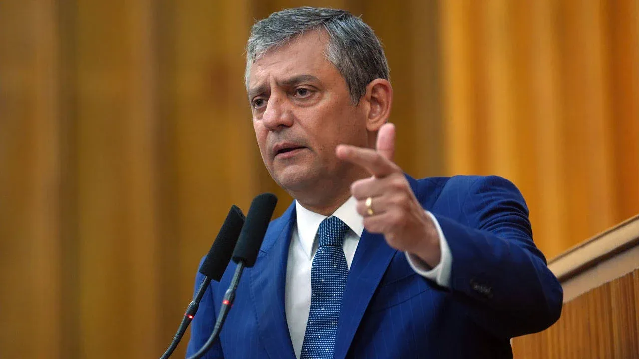 Özgür Özel CHP Grup Kürsüsüne Veda Ediyor