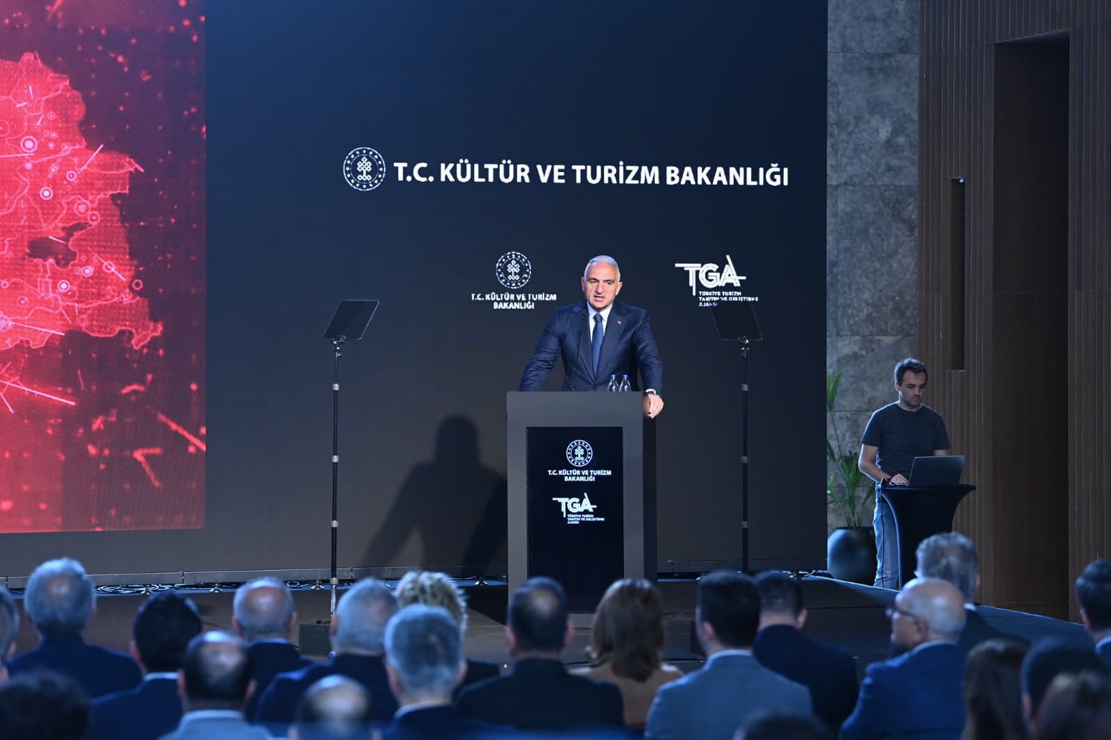 Bakan Ersoy: Turizm yılın ilk çeyreğinde artış gösterdi