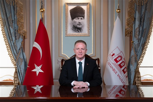 İstanbul Valisi Gül,  gençlerle “Geçmişin Kokusu” filmini izledi