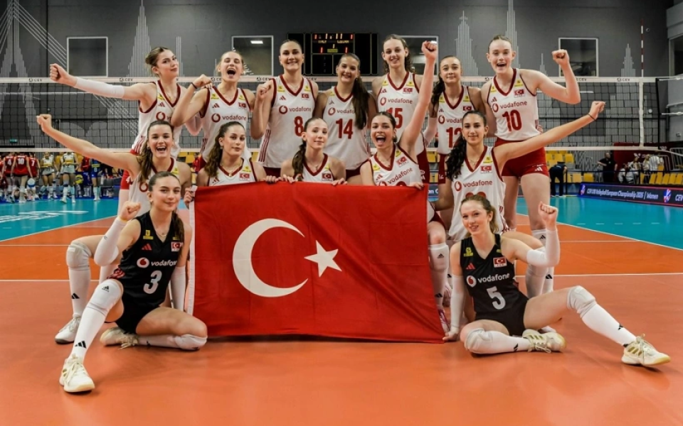 16 yaşındaki Ezel Balık parladı! U18 Milliler Belçika'yı set vermeden geçti