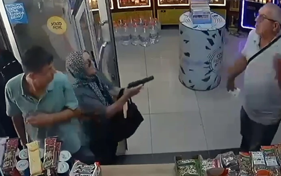 64 yaşındaki kadının eşini vurma girişimi kamerada