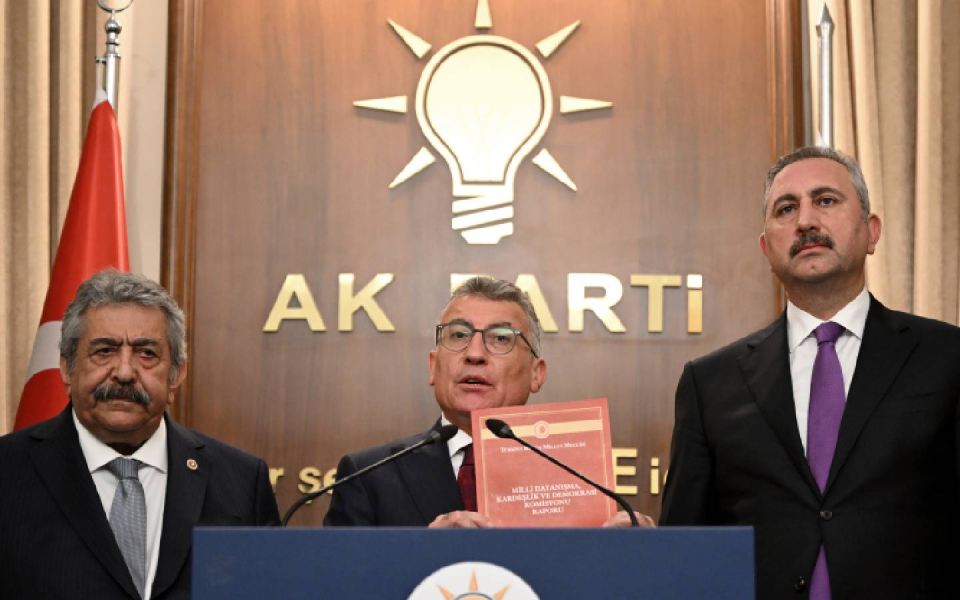 AK Parti'nin 12 maddelik çerçeve yasa teklifi TBMM'ye sunuldu