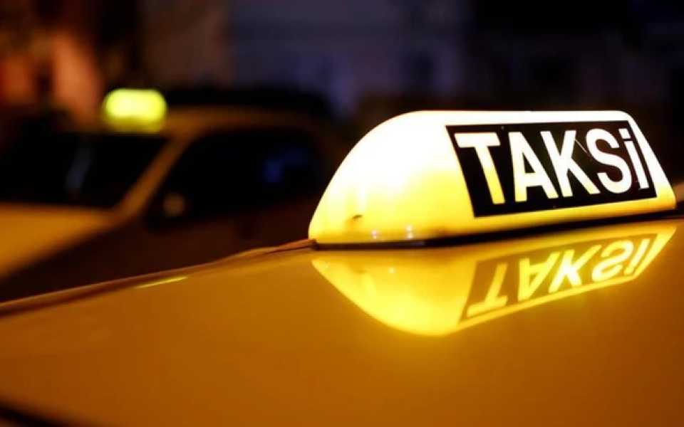 Aston Villa Taraftarının İstanbul’daki Taksi İsyanı Gündem Oldu: 3.7 Kilometrelik Yol İçin 3 Bin 200 Lira İddiası