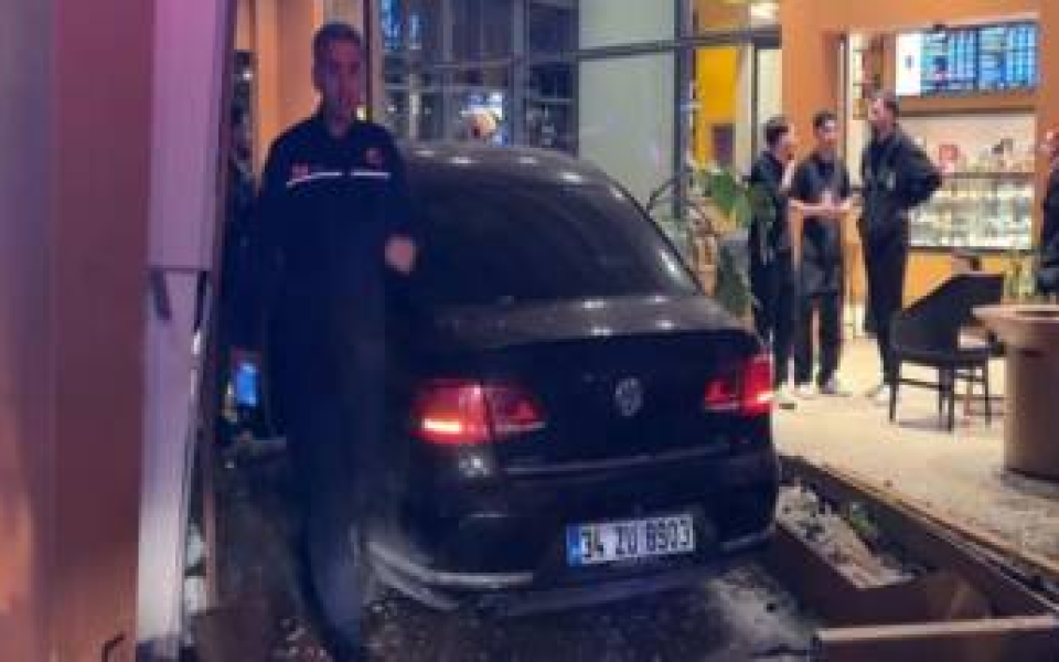 Bakırköy’de Kontrolden Çıkan Otomobil Kafeye Daldı: 6 Kişi Yaralandı