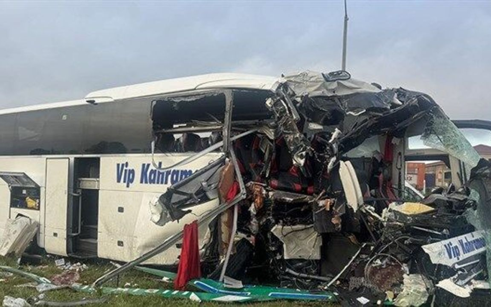 Bolu'da yolcu otobüsü devrildi: 15 yaralı, 5'inin durumu ağır