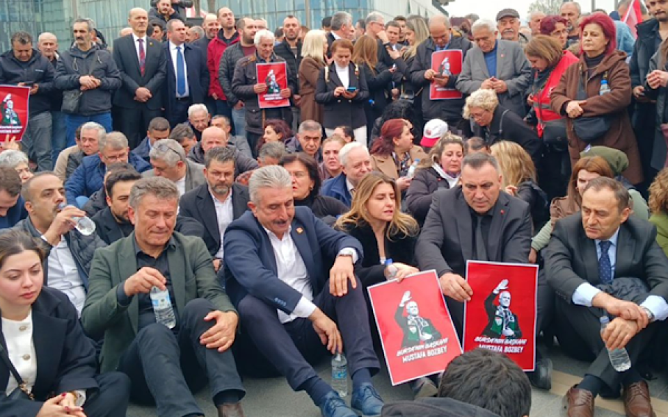 Bursa'da CHP’den oturma eylemi