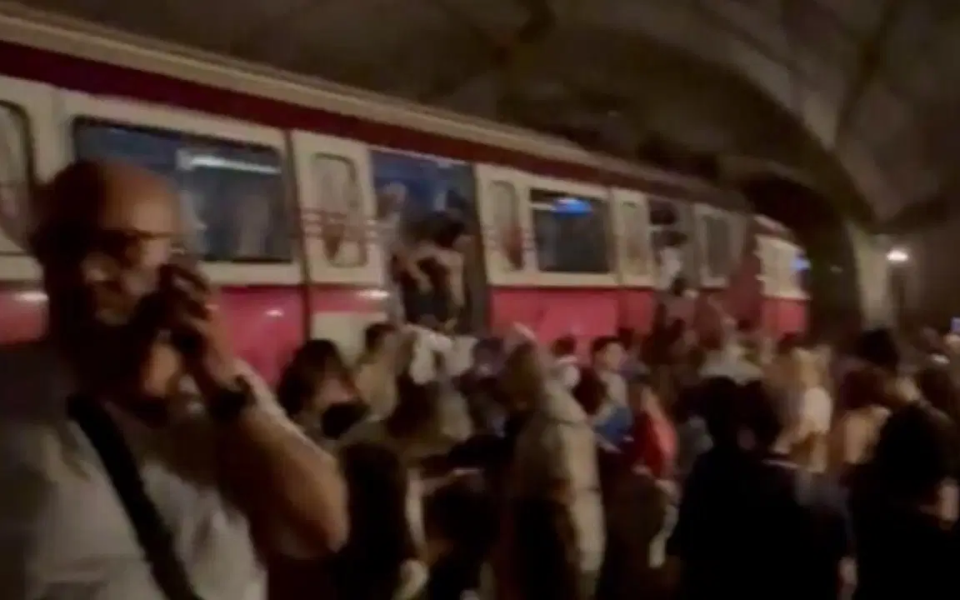 İstanbul'da Metro Raydan Çıktı! Yolcular Tahliye Edildi