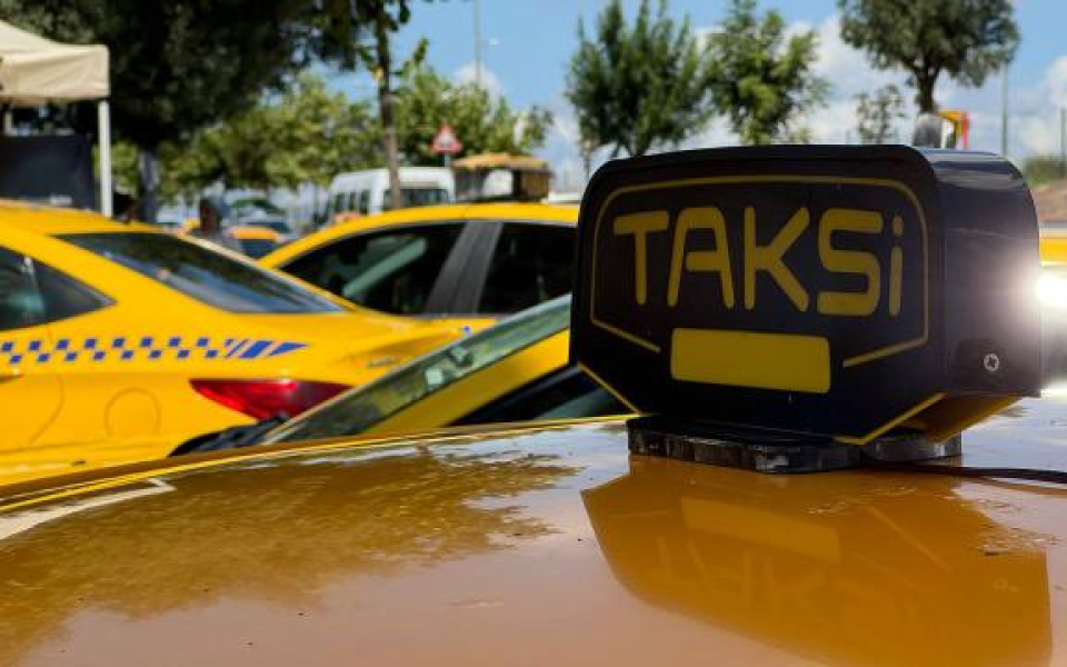 İstanbul'da turistten taksimetre açmadan yüksek ücret isteyen taksiciye ağır ceza