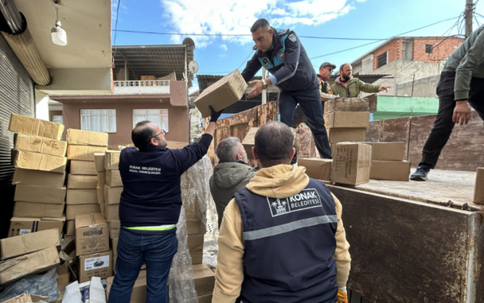 Konak’ta son kullanma tarihi geçmiş 600 koli ürün imha edildi