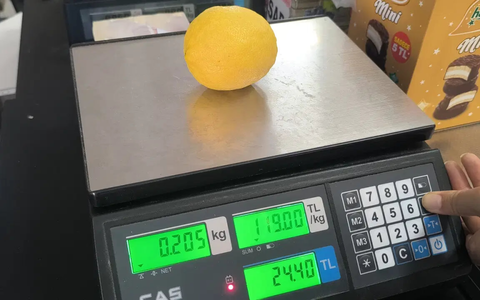 Limonun Tanesi 24 Liraya Yükseldi: Vatandaş Artan Fiyatlara Tepki Gösterdi