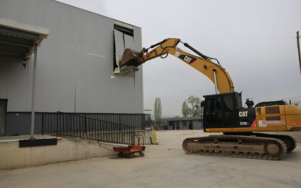 Nilüfer’de 4 bin metrekarelik kaçak depo yıkıldı