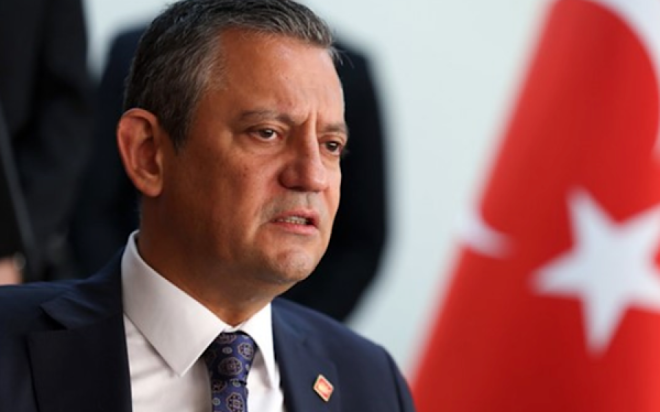 Özel’den Onursal Adıgüzel savunması: Hangi örgütü kurduysa beni de yazın