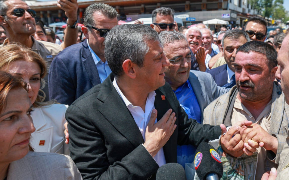 Özgür Özel Diyarbakır'da: Demirtaş'ın selamını iletti