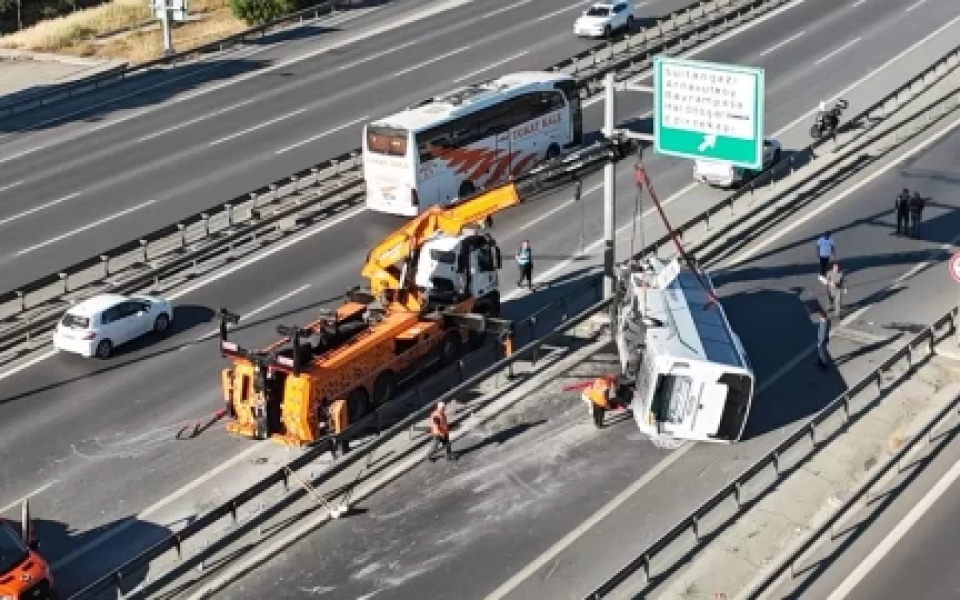 TEM Otoyolu'nda Can Pazarı: Midibüs Devrildi, 12 Kişi Yaralandı