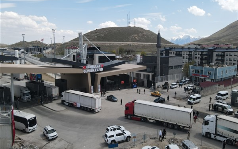 Türkiye’den İran’a ikinci etap insani yardım ulaştı